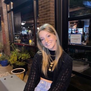 Meet your Posher, Hollace